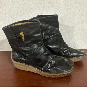 Groundhog Black Leather Ruched Button Wedge Comfortable Ankle Boots Size 7
